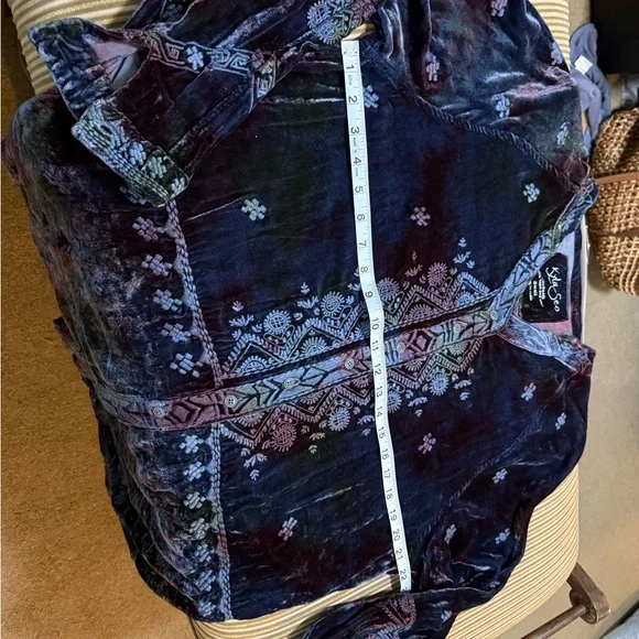 Velvet Embroidered Tunic Top - Picture 7 of 9